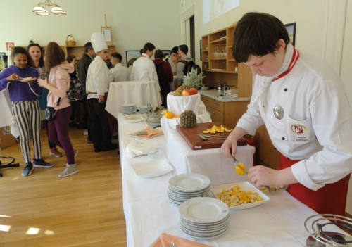 Beim "Tag der Wiener Schulen" am 10. Oktober 2018 öffnete auch die GAFA ihre Pforten: im Servierzimmer herrschte reger Betrieb!