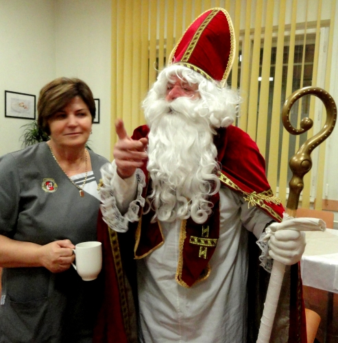 Und er war der Überraschungsgast  - unser lieber Nikolaus, dargestellt von Absolvent Peter Morocutti (4. Jg.).  Danke nochmals!