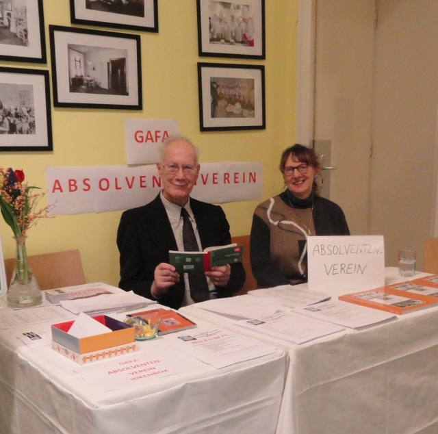 Stand des Absolventenvereins im 5. Stock der GAFA am  "Tag der offenen Tür" am 10. März 2017 mit Kassier und Schriftführerin