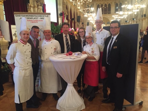 Präsentation der GAFA am "Hum-Day" im Wiener Rathaus am 3. Oktober 2017: Fachvorstand David Grandegger (36. Jg.) mit seinem Team