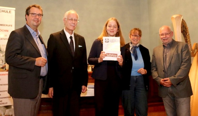 Der "Ausgezeichnete Erfolg" von Clarissa RUPRECHTER wird mit dem Gutschein von Absolvent Wolfgang Lahodny (23. Jg/1985) belohnt Der "Ausgezeichnete Erfolg" von Clarissa RUPRECHTER wird mit dem Gutschein von Absolvent Wolfgang Lahodny (23. Jg/1985) belohnt