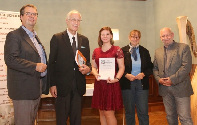 Katharina WALTER bekam für ihren "Ausgezeichneten Erfolg" einen Gutschein von Absolvent Johannes Furtner (33. Jg./1995) Katharina WALTER bekam für ihren "Ausgezeichneten Erfolg" einen Gutschein von Absolvent Johannes Furtner (33. Jg./1995)