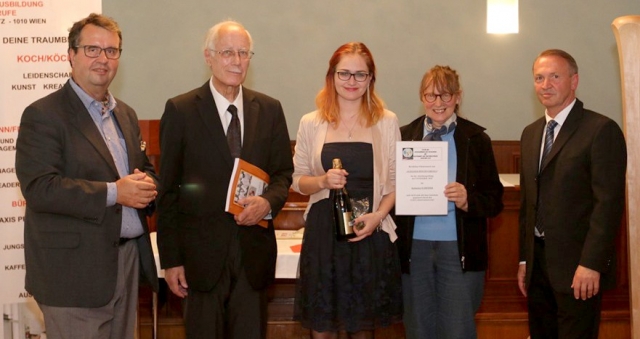 Patissière Katharina SCHRÖDER aus Deutschland wird für ihre "Auszeichnung" mit Sekt + Münzen, gesponsert vom Verein, belohnt Patissière Katharina SCHRÖDER aus Deutschland wird für ihre "Auszeichnung" mit Sekt + Münzen, gesponsert vom Verein, belohnt
