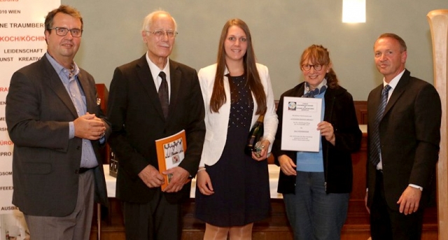 Patissière Julia NIEDERHOFER kann ihre "Auszeichnung" ebenfalls mit Sekt + Münzen, gesponsert vom Verein, feiern Patissière Julia NIEDERHOFER kann ihre "Auszeichnung" ebenfalls mit Sekt + Münzen, gesponsert vom Verein, feiern