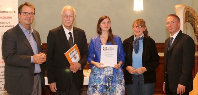 Julia REIGER erhielt für ihre "Auszeichnung" auch einen Stelzengutschein im Restaurant unseres Obmannes Wilhelm Reinthaler Julia REIGER erhielt für ihre "Auszeichnung" auch einen Stelzengutschein im Restaurant unseres Obmannes Wilhelm Reinthaler