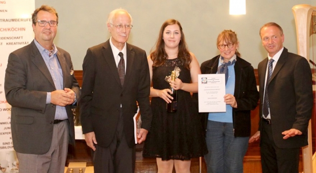 Maarit JEDINGER kann ihre "Auszeichnung" mit Sekt + Münzen, gesponsert durch den Verein bei Michael Blaha (25. Jg./1987) feiern Maarit JEDINGER kann ihre "Auszeichnung" mit Sekt + Münzen, gesponsert durch den Verein bei Michael Blaha (25. Jg./1987) feiern